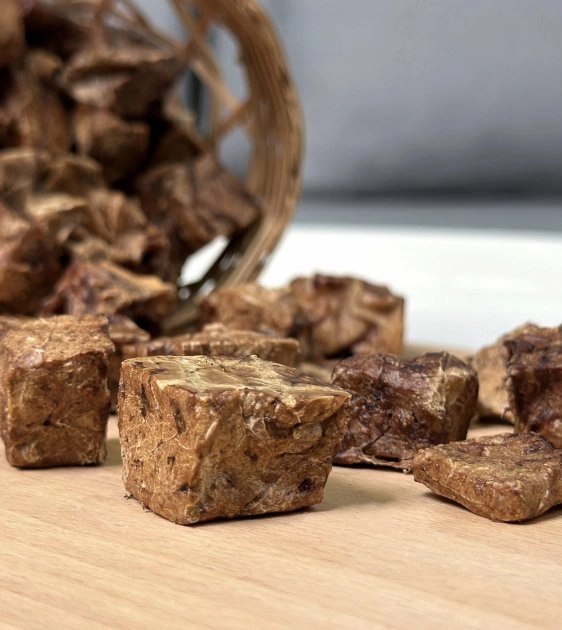 Boneve Earthmade Free-Range Grass-Fed Beef Lung Chunks Air-Dried Dog Treats