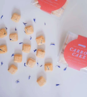 Licked CRONCH Freeze Dried Christmas Dog & Cat Treats (Carrot Cake) freeze-dried dog food,lightweight pet food