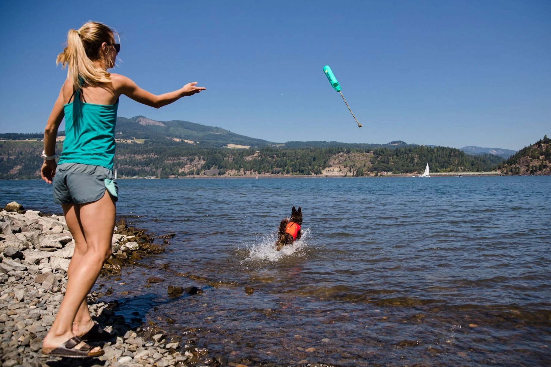 Ruffwear Lunker Interactive Floating Throw Dog Toy (Biolumin Blue)