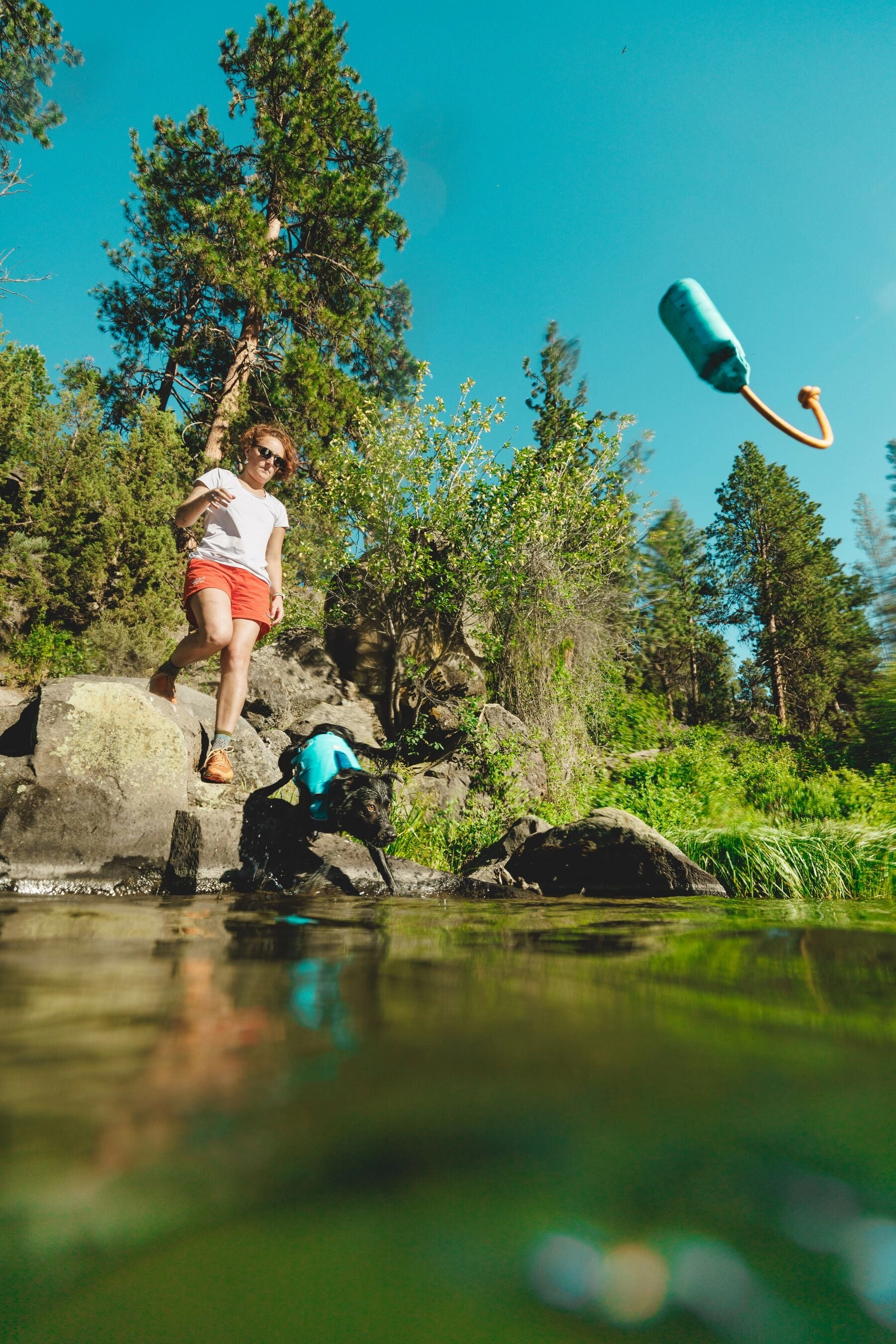 Ruffwear Lunker Interactive Floating Throw Dog Toy (Biolumin Blue)
