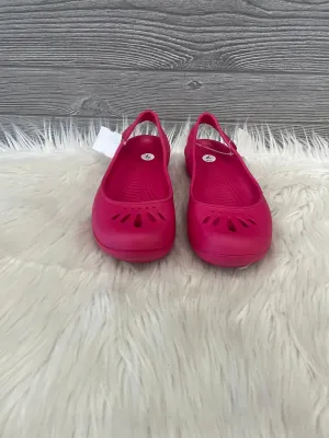 Sandals Flats By Crocs In Pink, Size: 7 crocs