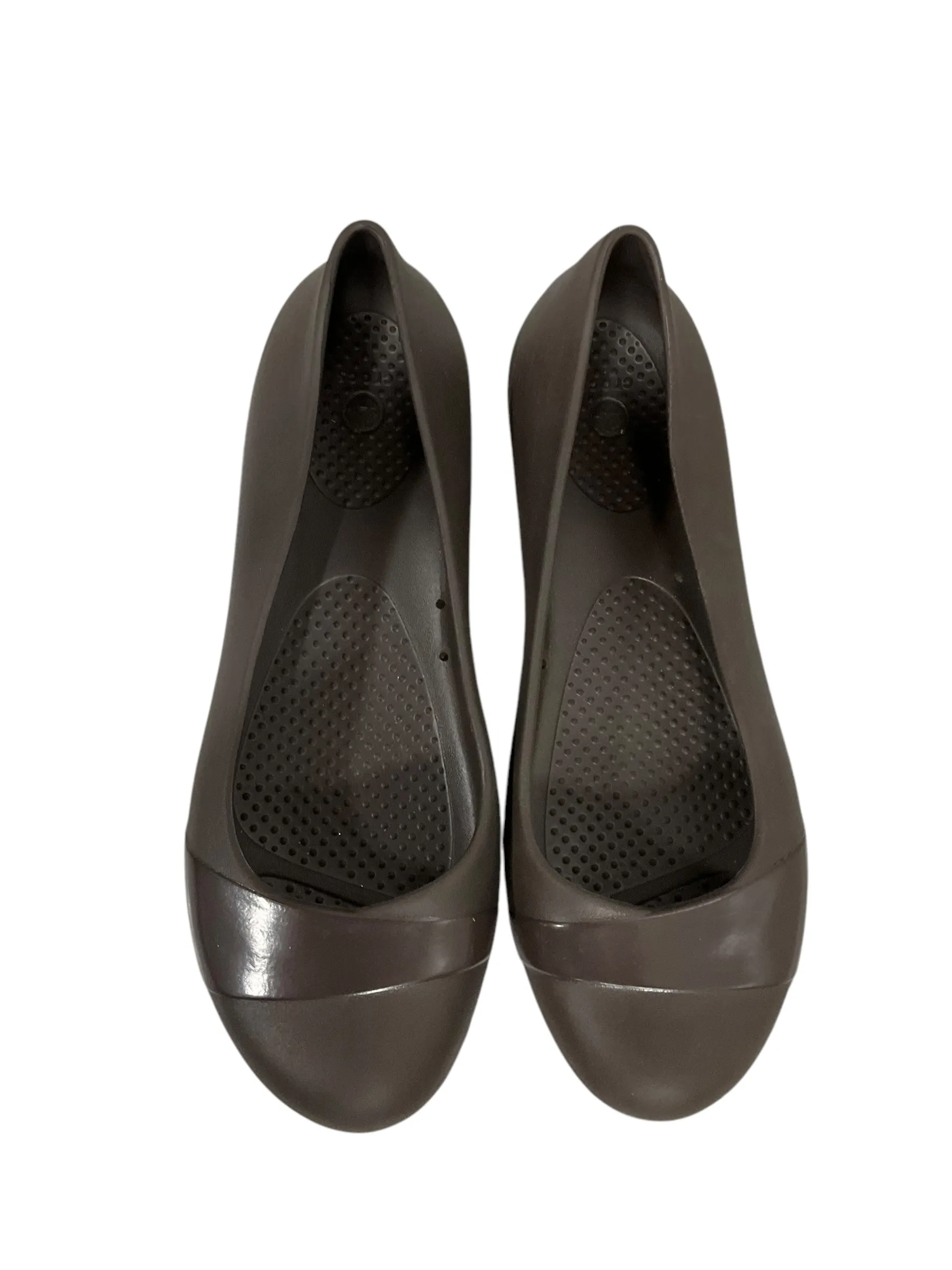 Shoes Flats By Crocs In Brown, Size: 7 crocs