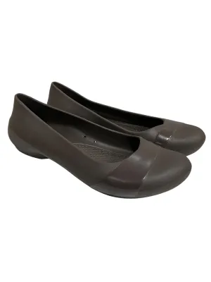 Shoes Flats By Crocs In Brown, Size: 7 crocs